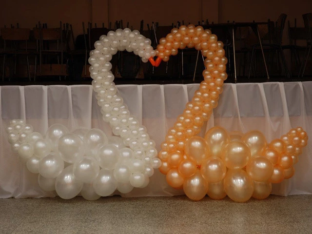 Фигуры лебедей из шаров на свадьбу